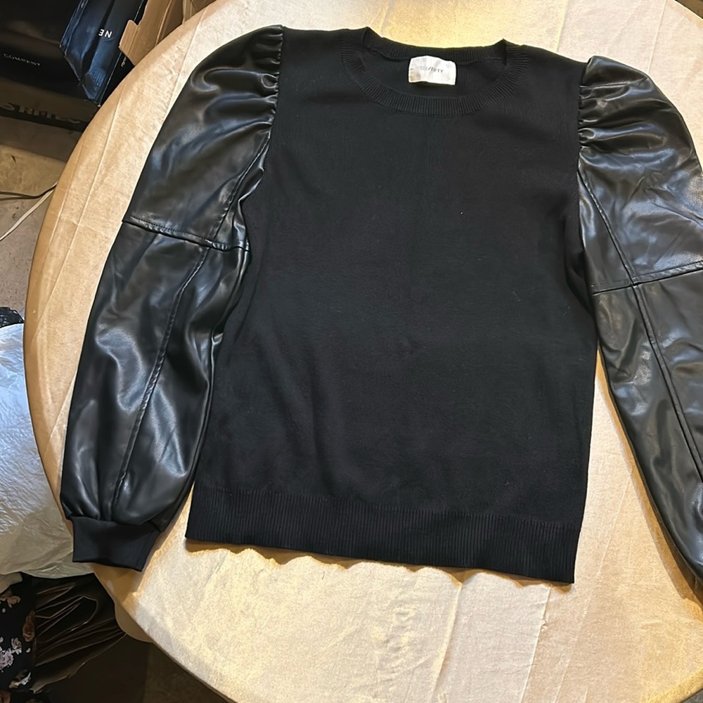 NWOT SIX/FIFTY BLACK TOP WVEGAN LEATHER SLEEVES M